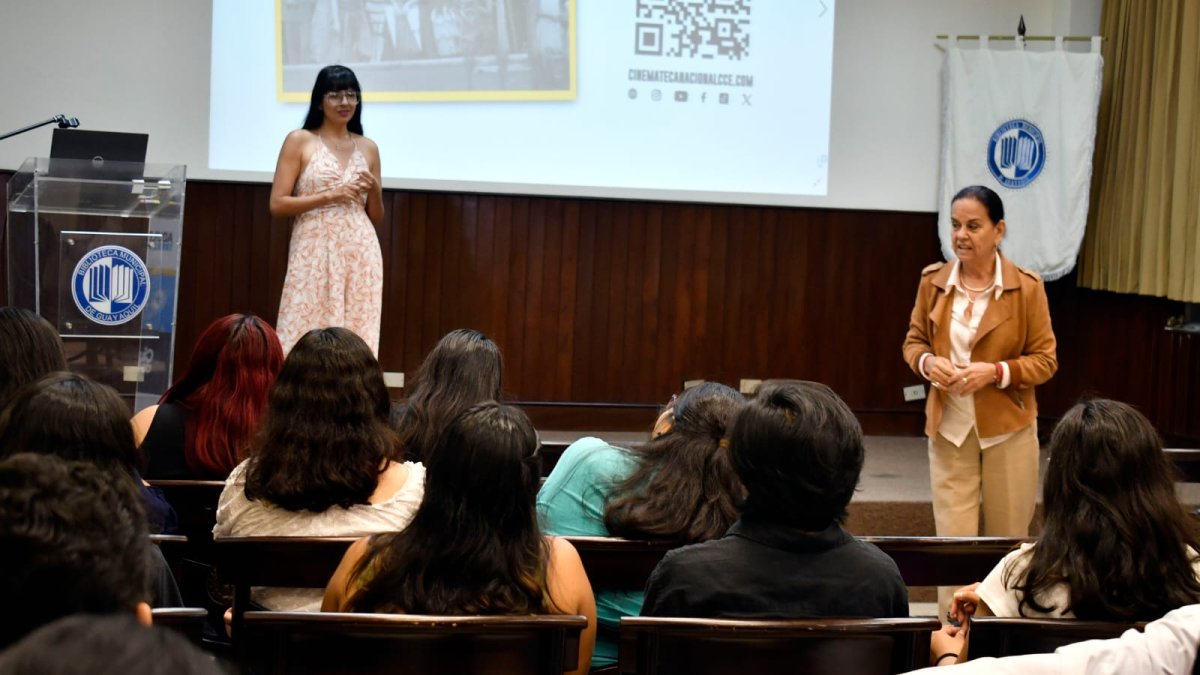 En los videos, se observa jovenes en sitios tradicionales del Guayaquil de antaño-