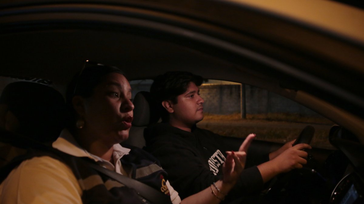 Paciencia. El tener que aprender a conducir en situaciones atípicas puede frustrar a los aprendices; instructores adaptan su metodología para garantizar la educación vial.