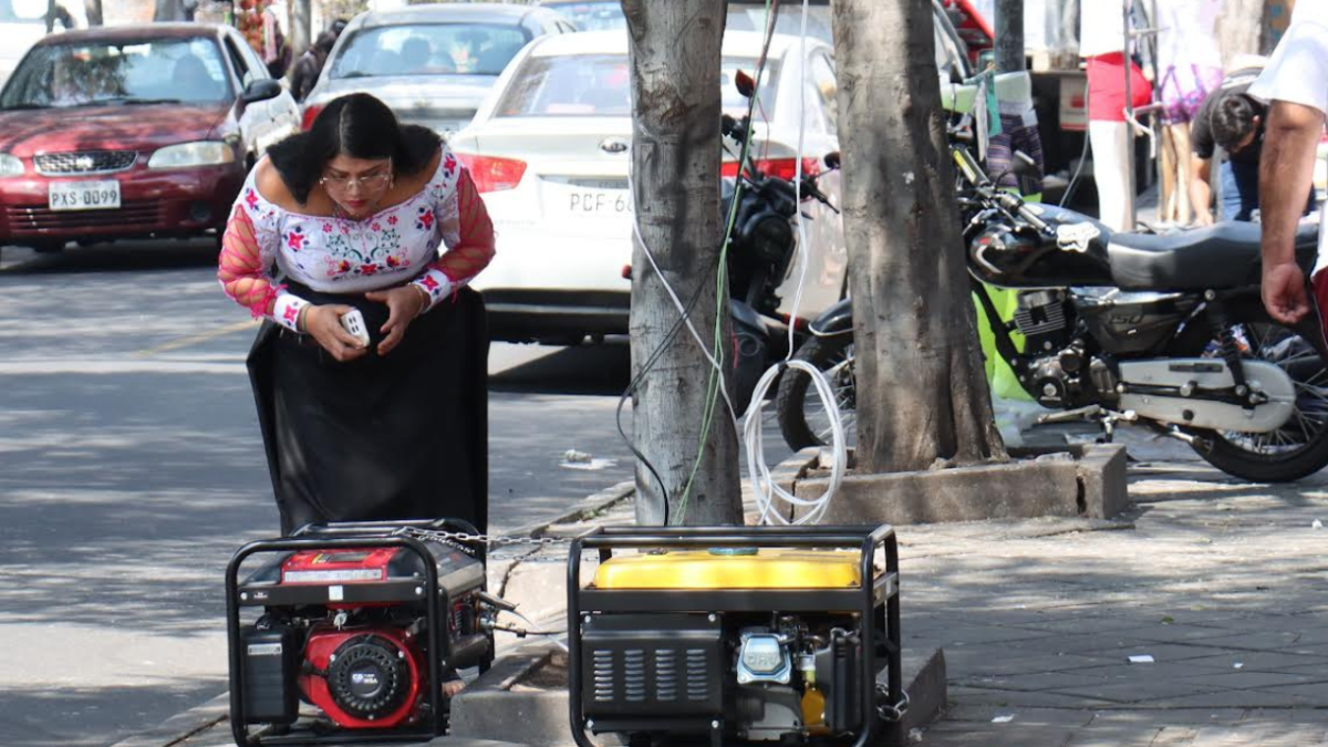 En la calle Lizardo Ruiz, en Cotocollao, norte de Quito, comerciantes están preocupados por mantener en pie sus negocios y no por temas políticos