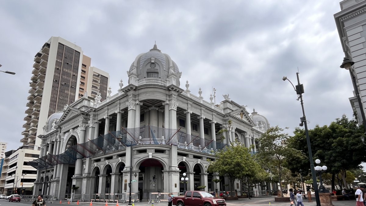 Fachada del Municipio de Guayaquil, donde se prevé la sesión del Concejo. 