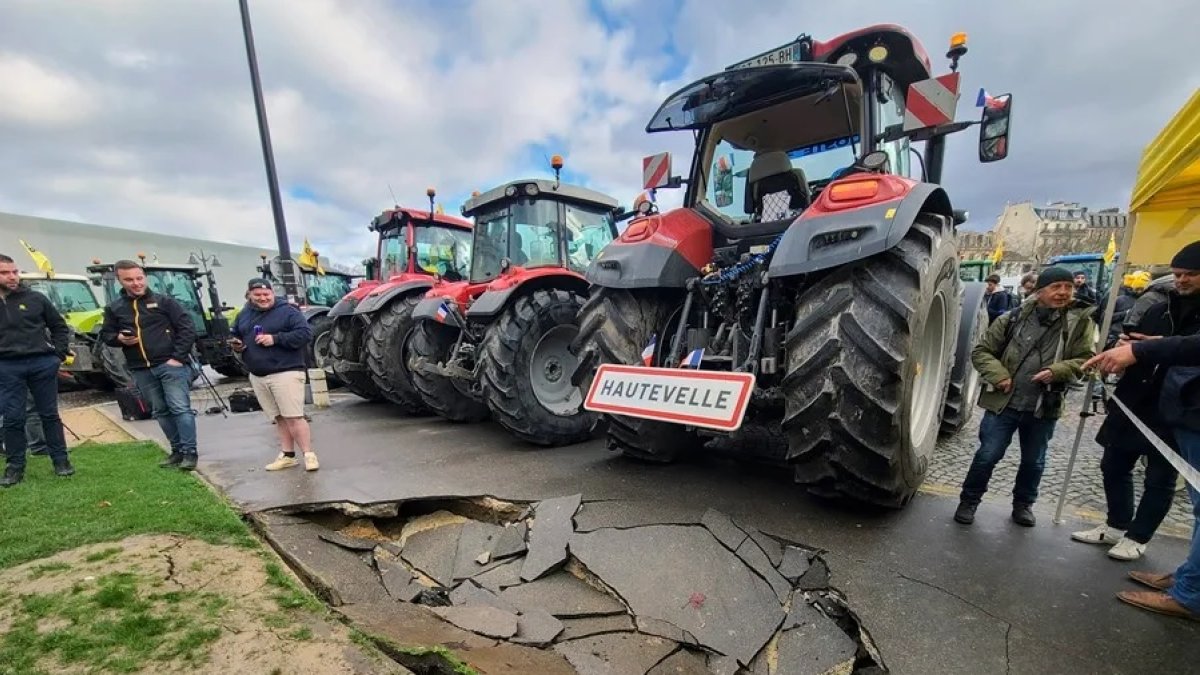 Los agricultores protestaron este sábado en el Reino Unido por un nuevo impuesto.