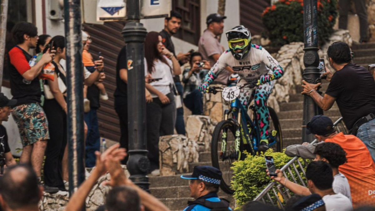Decenas de familias del cerro Santa Ana y Las Peñas fueron testigos de las acrobacias en las escalinatas.