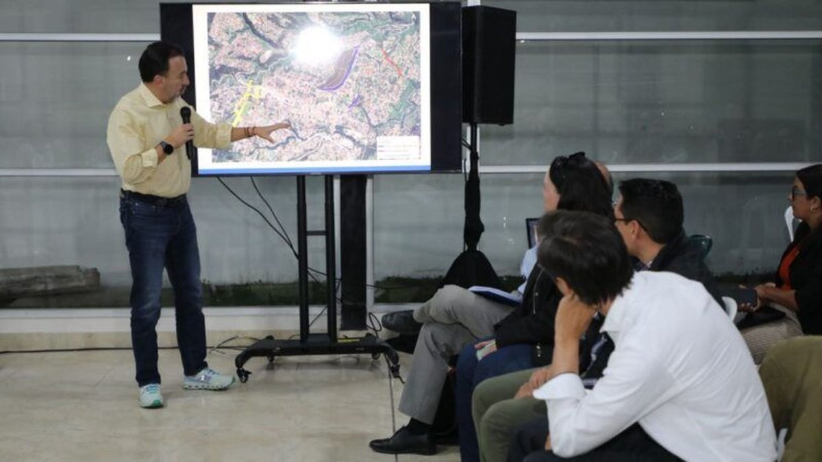 En la reunión, las autoridades dieron detalles de las obras que se ejecutan en Cumbayá.