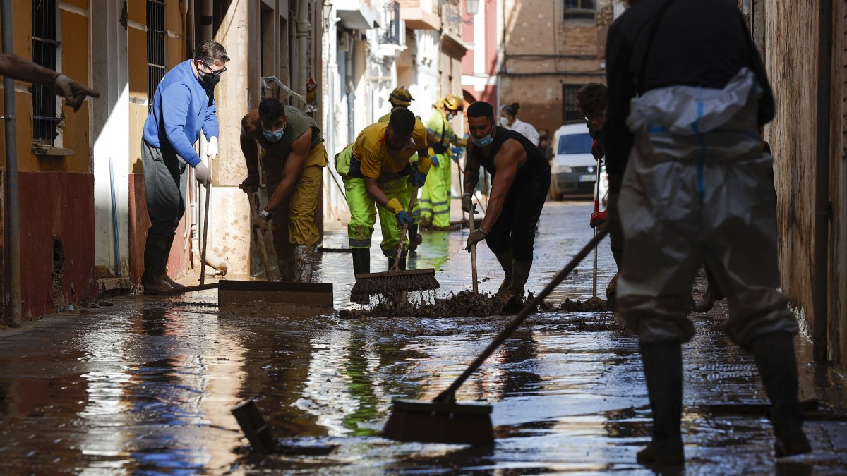 Labores. Agentes públicos y ciudadanos sumaron esfuerzos para retirar el lodo de las calles y viviendas.