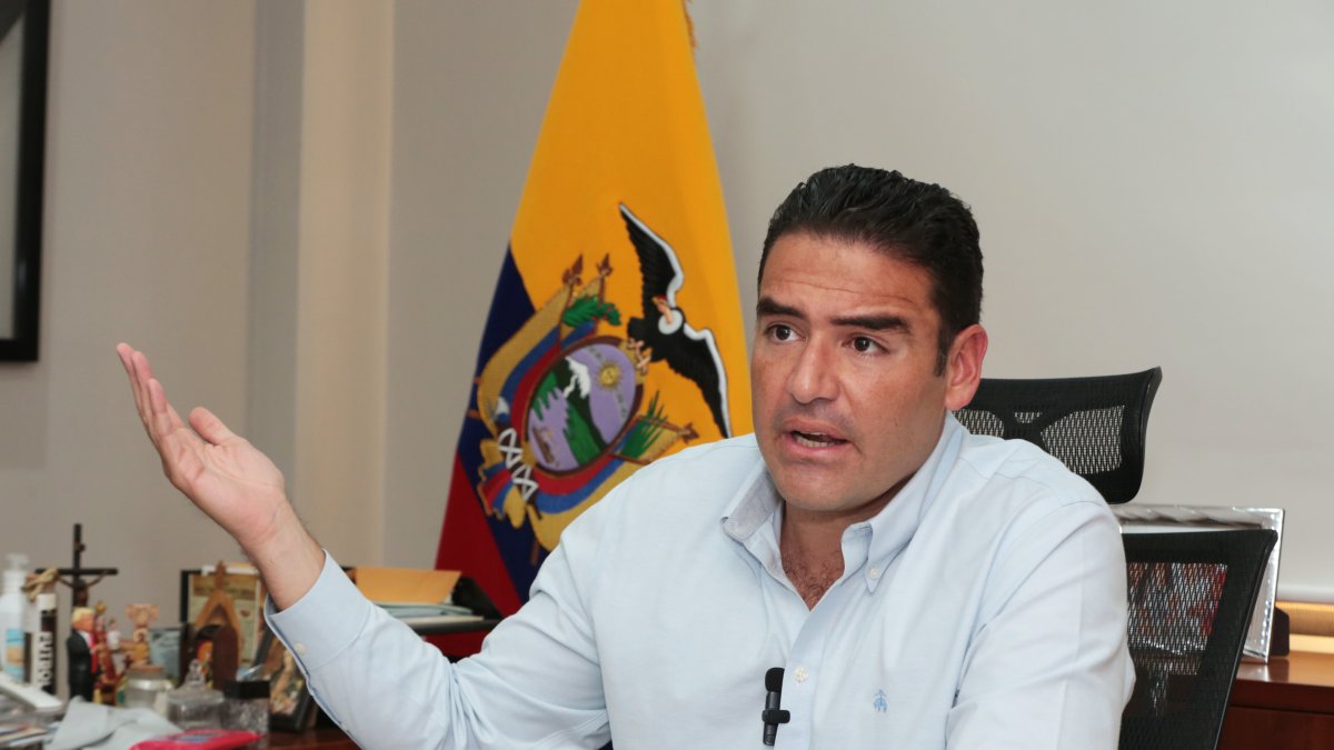 El alcalde de Samborondón es Ingeniero en Ciencias Empresariales. Representado por el Partido Social Cristiano (PSC) fue reelegido para su segunda administración como alcalde.