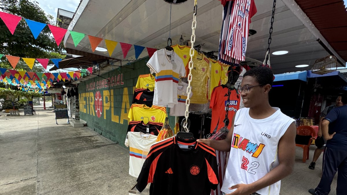 En Barranquilla ya se empieza a sentir el ambiente del juego de eliminatorias ante Ecuador. Las camisetas de la selección cafetera aparecen en los alrededores del estadio.