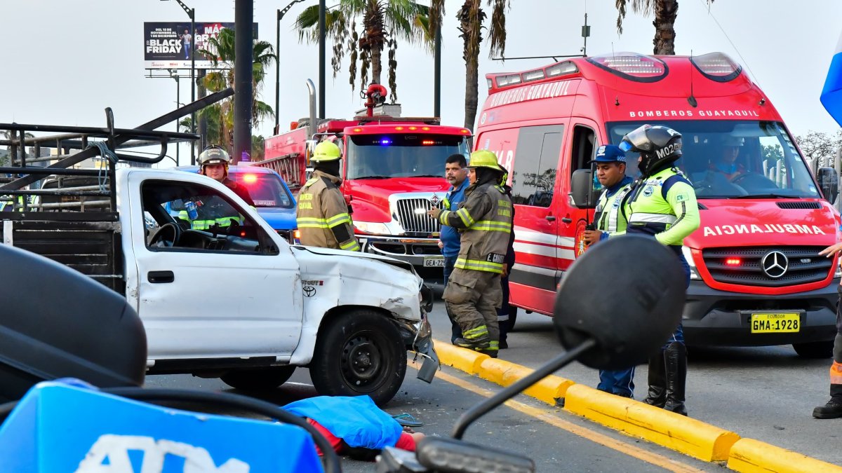 La tarde este 17 de noviembre se registró el accidente en la avenida de Las Américas, que terminó colapsada.