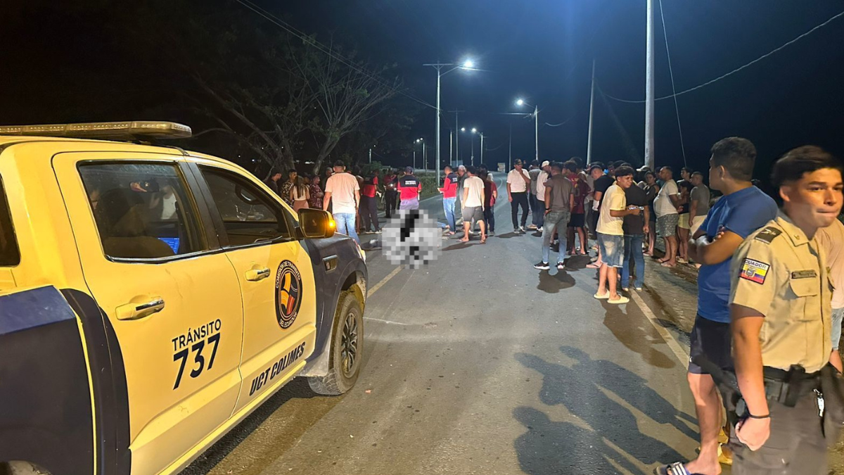 Imagen del instante en el que las autoridades confirmaron el fallecimiento de tres miembros de una misma familias.