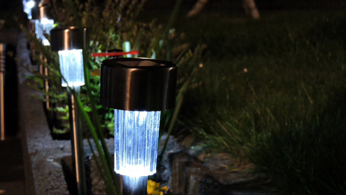 Los quiteños se ayudan con lámparas solares para pasar los cortes de luz programados.