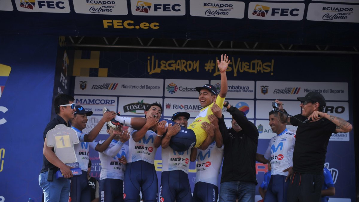 El festejo de Richard Huera con sus compañeros del Movistar Best PC.