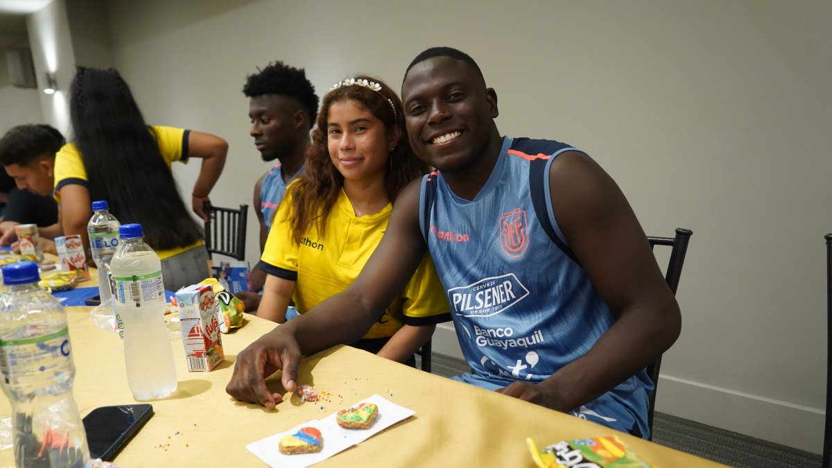 Los seleccionados compartieron con los menores que les visitaron en la concentración tricolor.