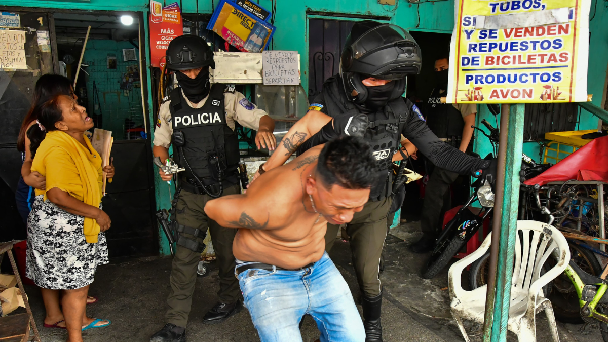 El operativo inició en la 18 y Calicuchima, en donde se detuvo a tres personas.