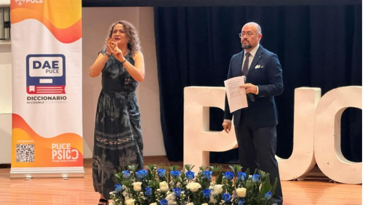 Valeria del Pozo, una persona sorda, y Elking Araujo, en la presentación del Diccionario Accesible Ecuatoriano.