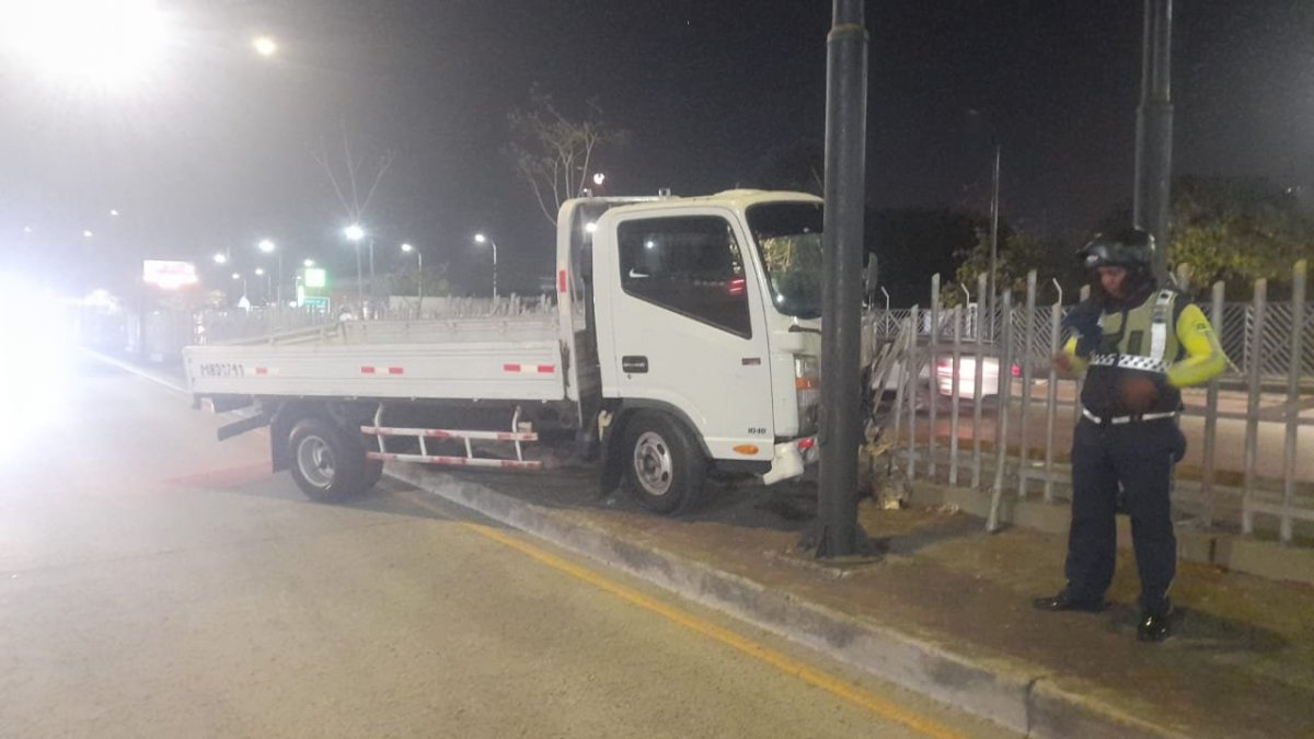 El camión que se estrelló inicialmente en el sitio.