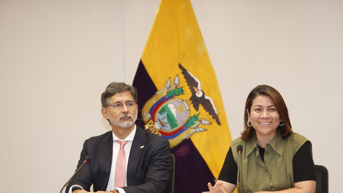 Juan Izquierdo y Laura Flores, de la Comisión Calificadora, dieron detalles del avance del concurso.