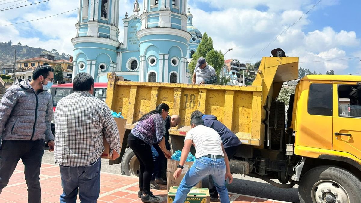 En el edificio administrativo del Cuerpo de Bomberos de Cuenca se reciben donaciones de insumos, medicinas y alimentos para enviarlos al personal que atiende los incendios forestales.