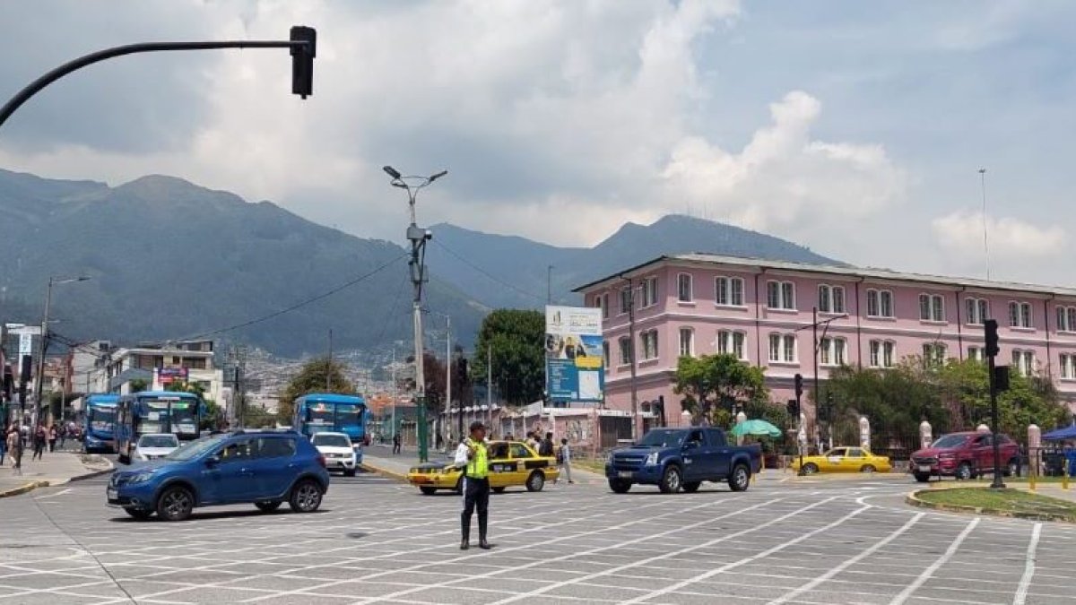 En tres turno hay un promedio de 300 agentes en más de 1.000 intersecciones semaforizadas.