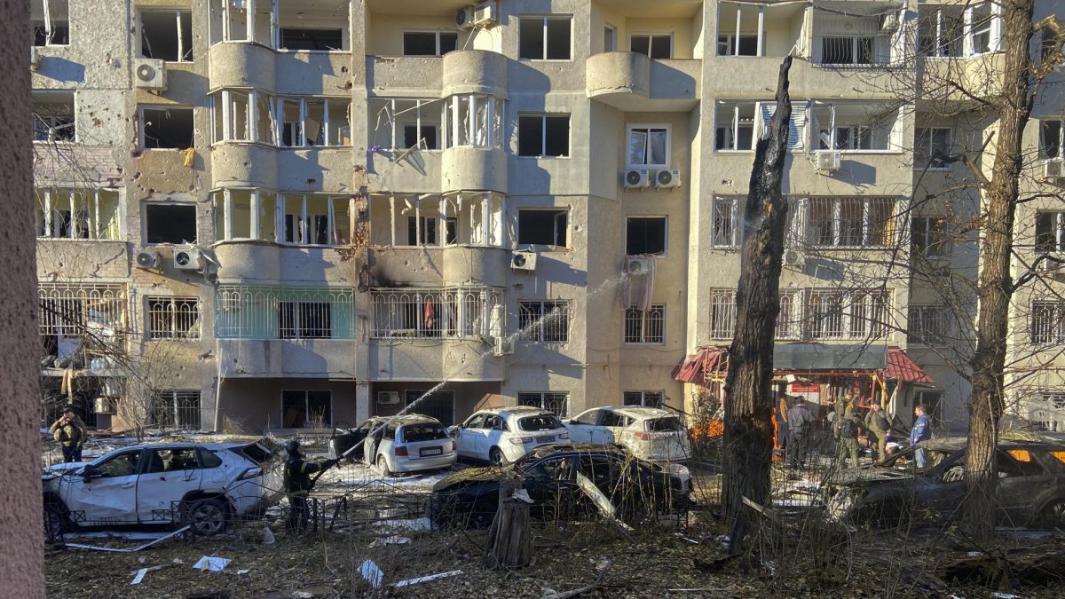 Odesa. Rescatistas ucranianos trabajan en el lugar de un ataque con misiles en una zona residencial de Odesa, suroeste de Ucrania, el 18 de noviembre de 2024, en medio de la invasión rusa.