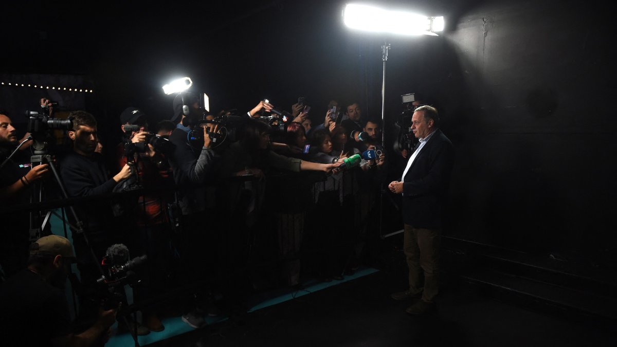 El candidato presidencial por la coalición gobernante de centro derecha, la Coalición Republicana, Álvaro Delgado, habla con la prensa cuando llega al debate final antes de la segunda vuelta.
