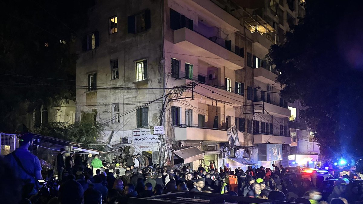 Los residentes locales y los rescatistas se reúnen en un sitio atacado por un bombardeo aéreo israelí en el distrito de Zuqaq al-Blat, en el centro de Beirut, Líbano, 18 de noviembre de 2024.