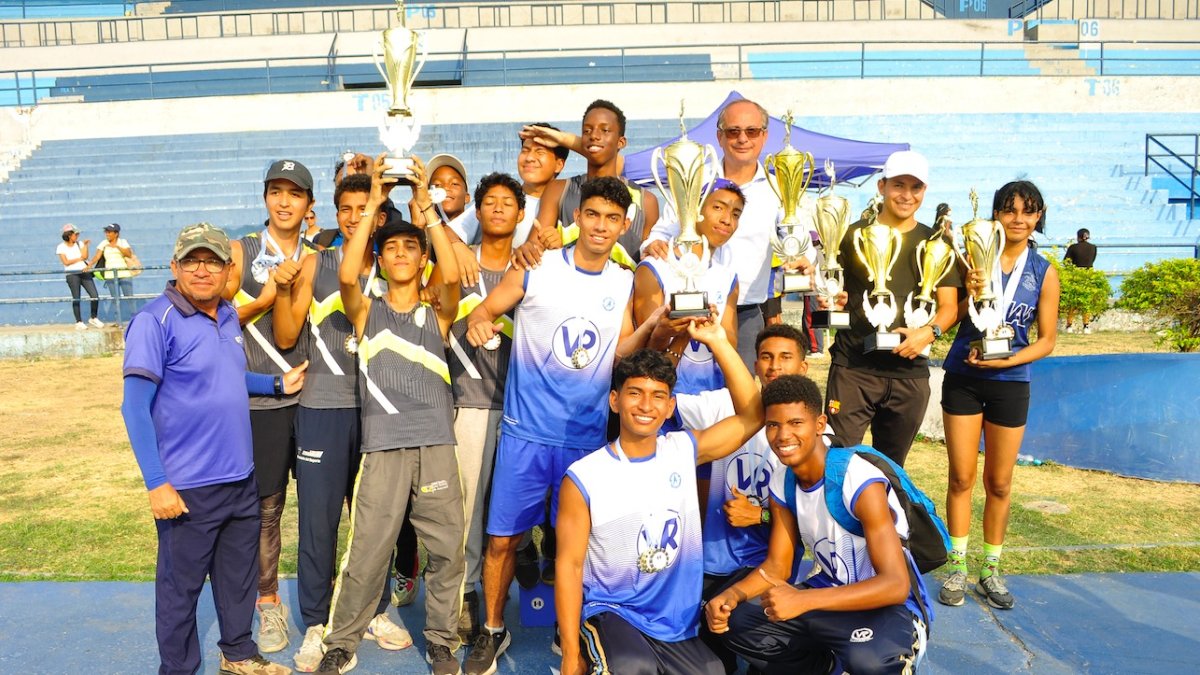 La delegación masculina del Vicente Rocafuerte que campeonó en el Intercolegial.