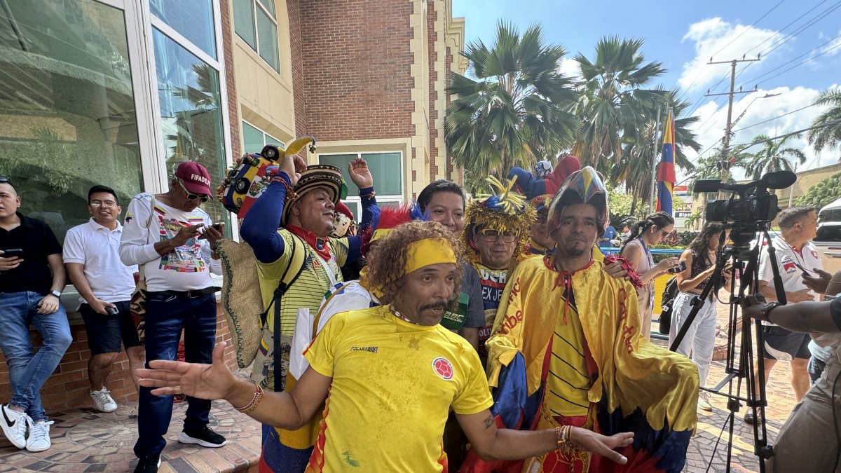 Hinchas colombianos y ecuatorianos se confundían en las afueras de los hoteles de concentración.
