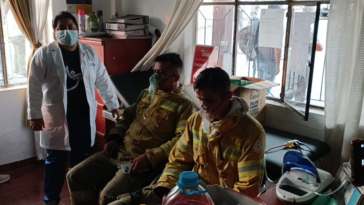 Bomberos reciben atención tras combatir fuertes incendios en Loja.