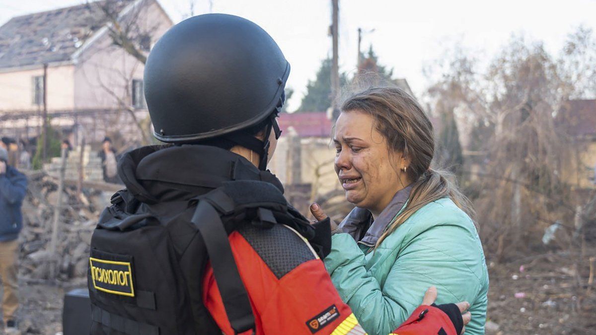 Una mujer es atendida por personal de Emergencias en Odesa tras un ataque ruso