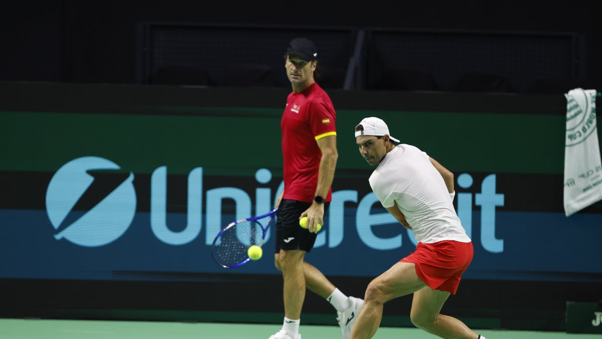 Rafael Nadal durante su entrenamiento previo al primer encuentro de individuales con España que se enfrenta a Países Bajos en la eliminatoria de cuartos de final de la Copa Davis, en Málaga.
