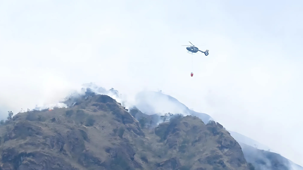 Las acciones de sofocación del fuego se llevan a cabo en las zonas donde los incendios persisten y el fuego aún no ha sido controlado, en Cuenca.