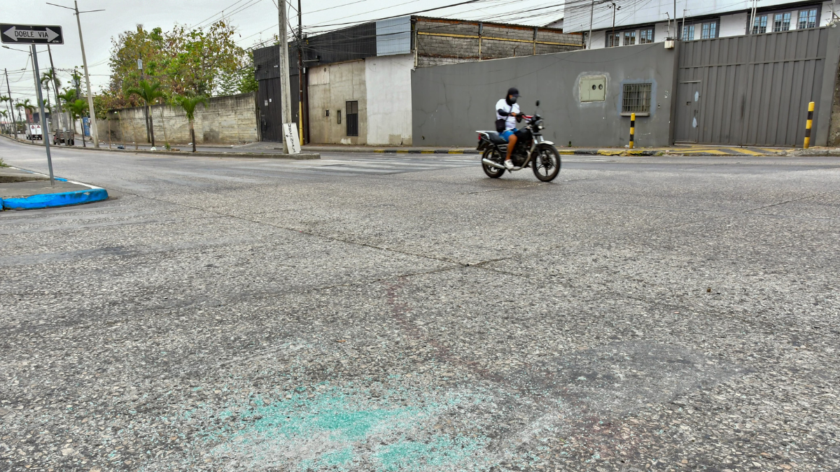 En el sitio aún hay restos de los vidrios que se desprendieron de la camioneta del secuestrado.