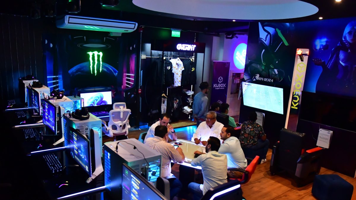 Tecnología. En este siglo muchos negocios dependen del servicio del internet.