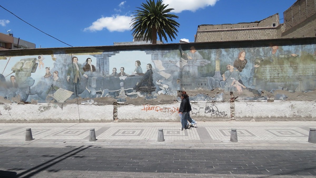 Concepto. El mural tiene tallado los momentos históricos en la vida de Riobamba. Lo consideran un patrimonio cultural.