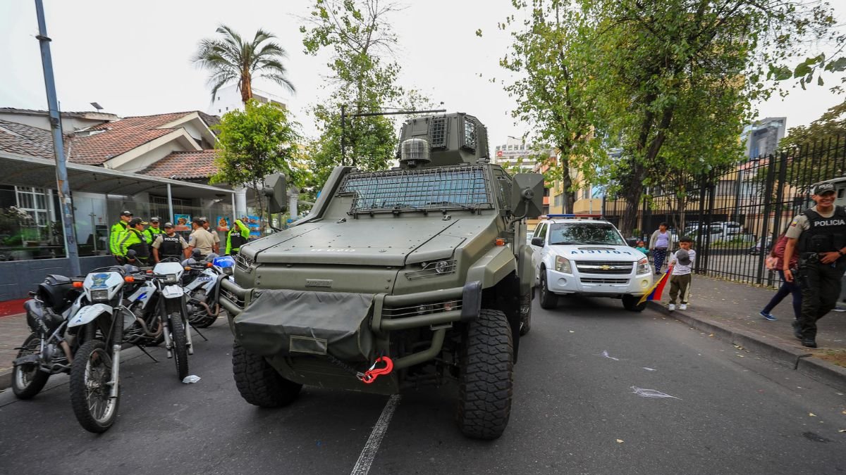 Fotografía de archivo en donde se ve observa una tanqueta de la Policía mientras resguarda las instalaciones del Tribunal Contencioso Electoral (TCE) en Quito (Ecuador).