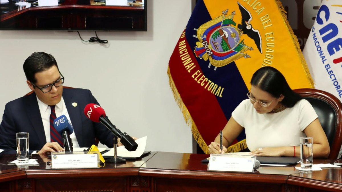 El titular encargado de la UAFE, José Julio Neira, y la presidenta del CNE, Diana Atamaint.