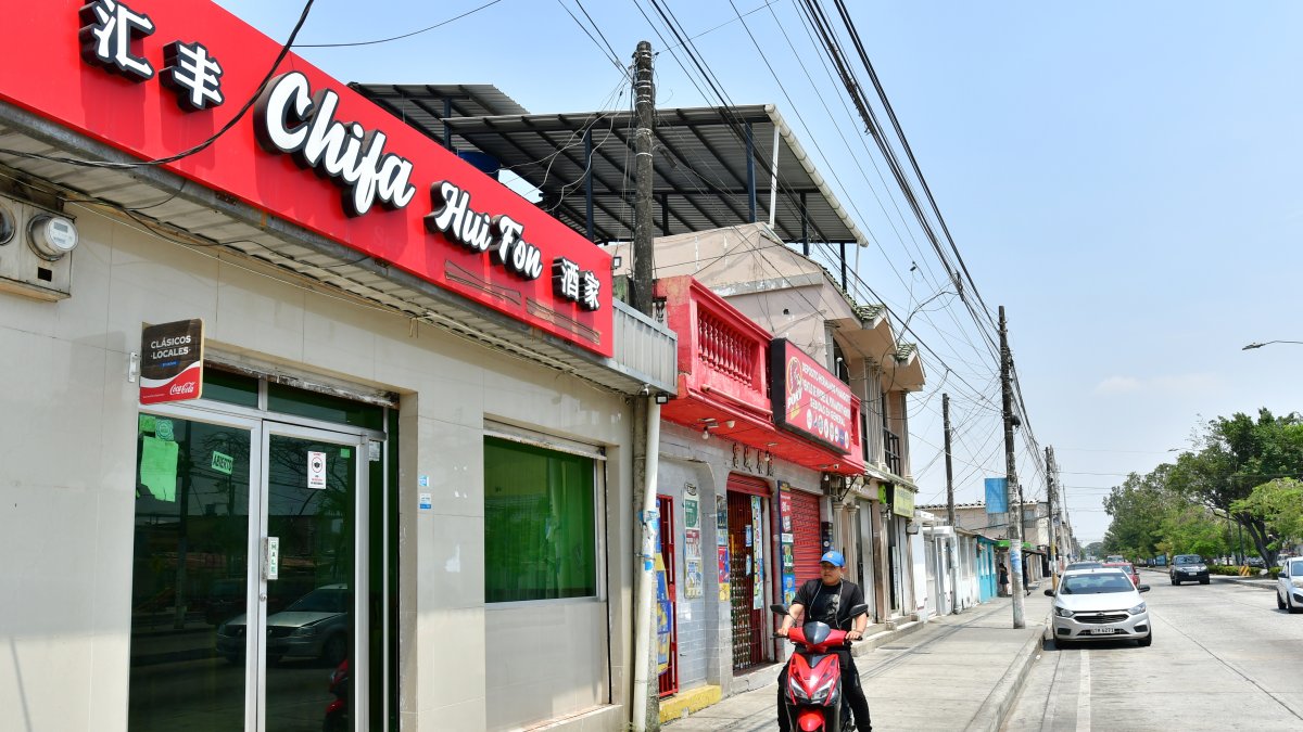 Sauces. En este sector de Guayaquil son decenas los locales que han buscado formas de tapar los contactos de los propetarios. Hay tensión entre los vecinos.