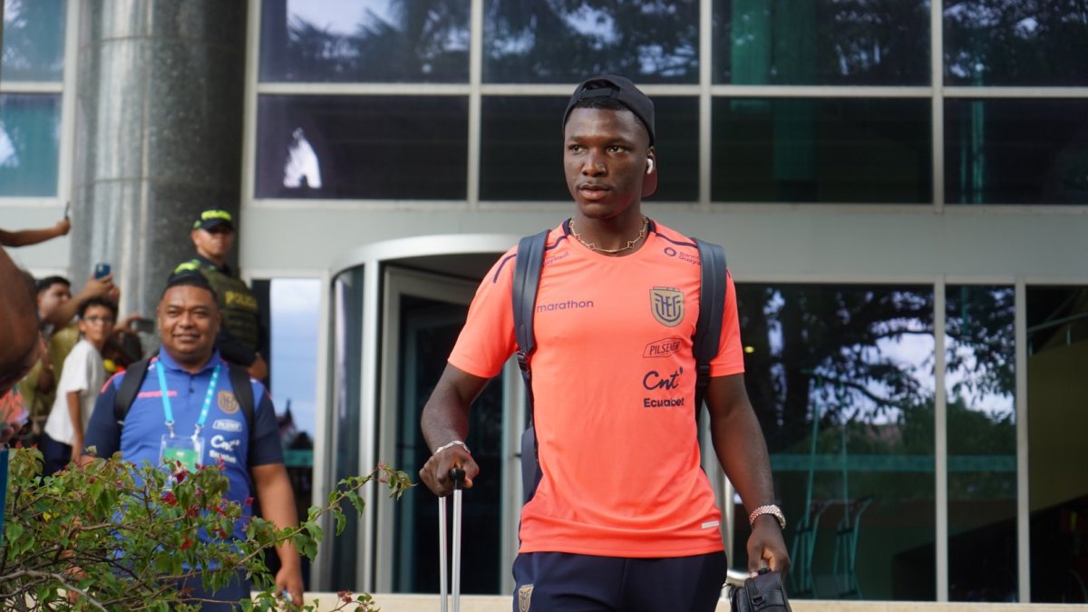 Moisés Caicedo jugador de Ecuador en las calles de Barranquilla.