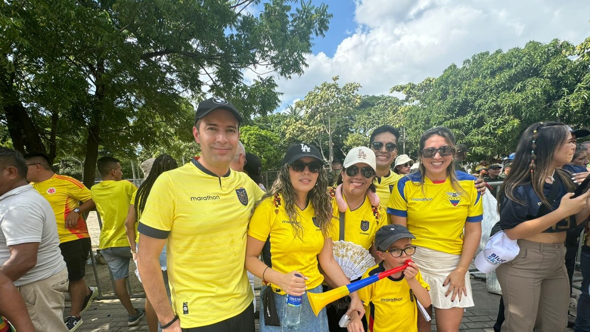 Familias enteras ecuatorianos llegaron hasta el estadio Metropolitano de Barranquilla para apoyar a la Tri ante Colombia.