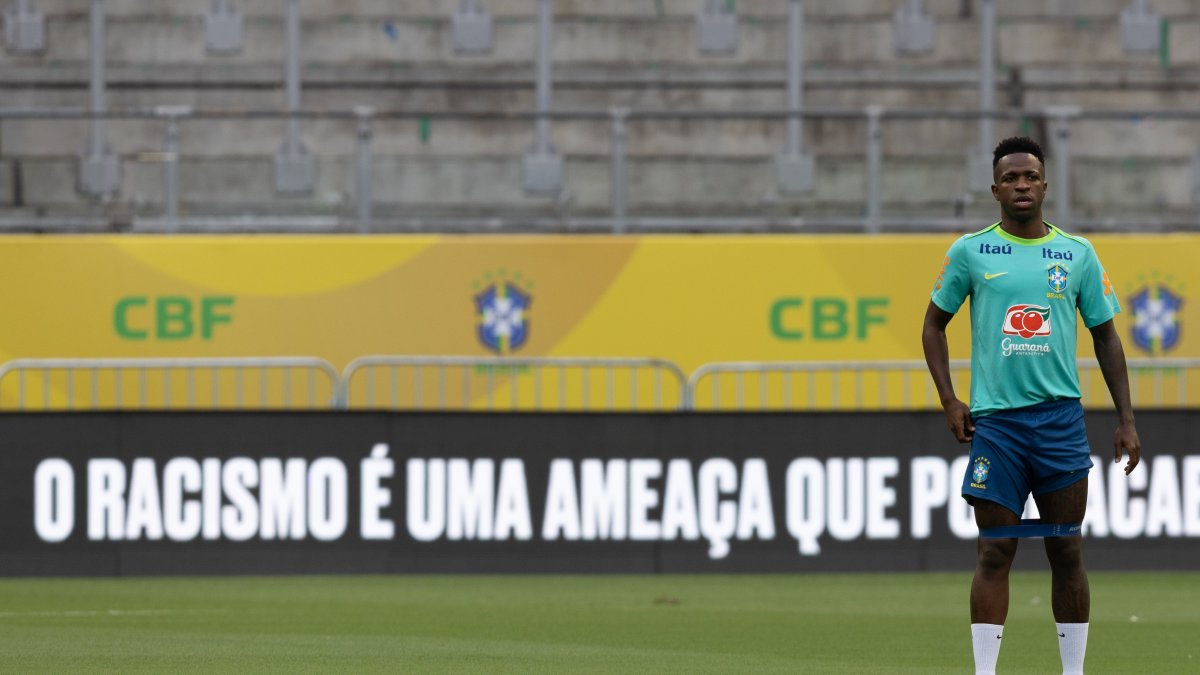 El jugador de la selección brasileña de fútbol Vinícius Jr. en entrenamiento, previo al partido de las eliminatorias sudamericanas contra Uruguay, en Salvador (Brasil).