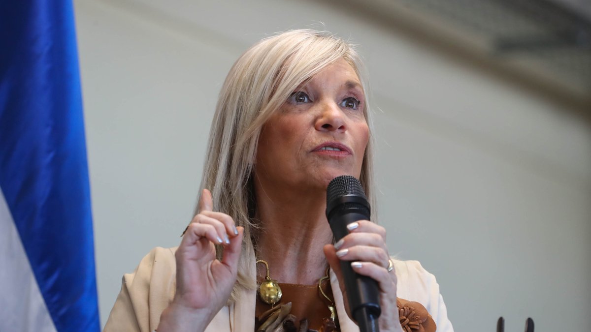 Vicepresidenta de Uruguay, Beatriz Argimón, hablando en la presentación del nuevo sello conmemorativo del Correo Uruguayo