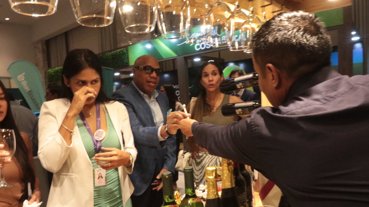 Bebidas. Empresarios prueban vino blanco, vino rose y espumante de cacao.