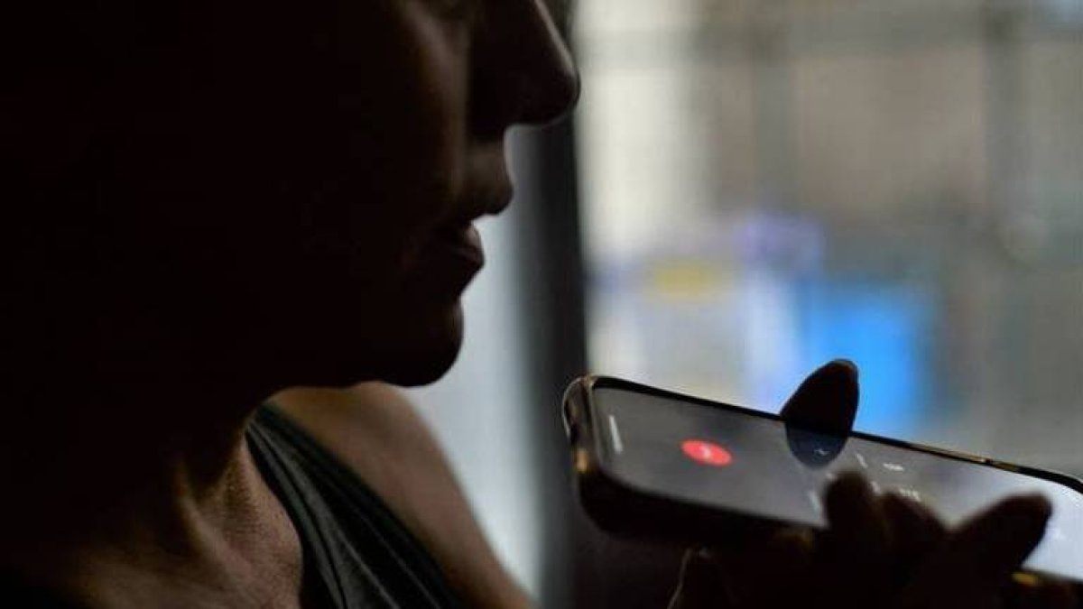 Foto referencial de una persona siendo extorsionada.