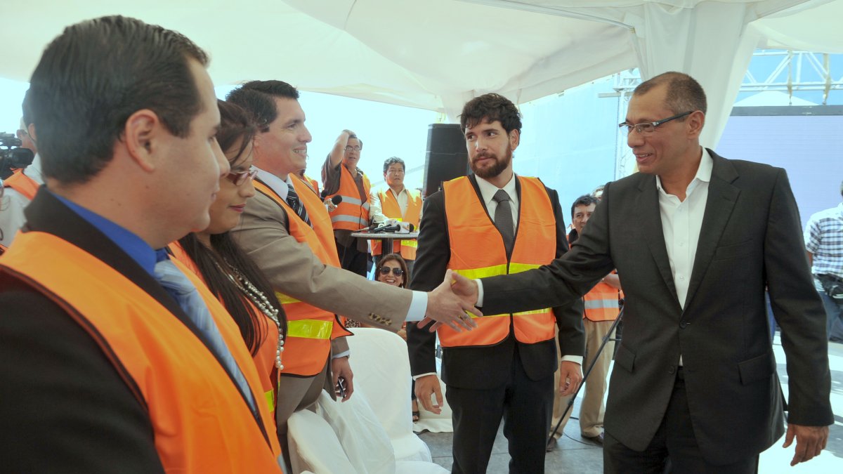 El vicepresidente Jorge Glas Espinel, recorrió el barco que realizará la instalación del cable submarino de fibra óptica. En ese actividad participó Jan Topic.
