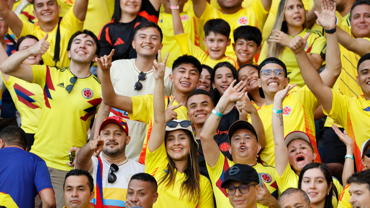 Hinchas de Colombia asisten este martes a un partido de las eliminatorias sudamericanas para el Mundial de 2026.
