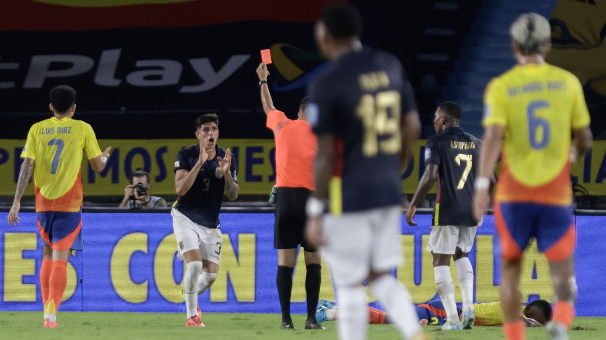 Momento en el que Piero Hincapié (c) fue expulsado por el árbitro Esteban Ostojich en el partido de Colombia vs Ecuador