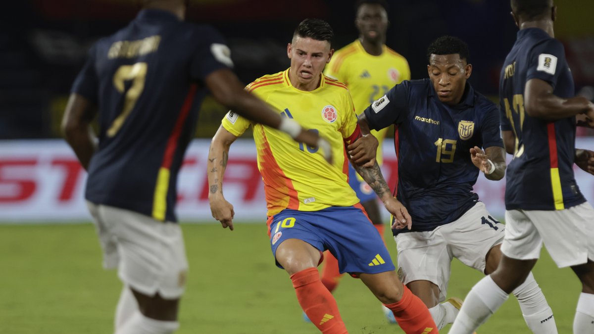 James Rodríguez (i) de Colombia disputa un balón con Gonzalo Plata (d) de Ecuador este martes.