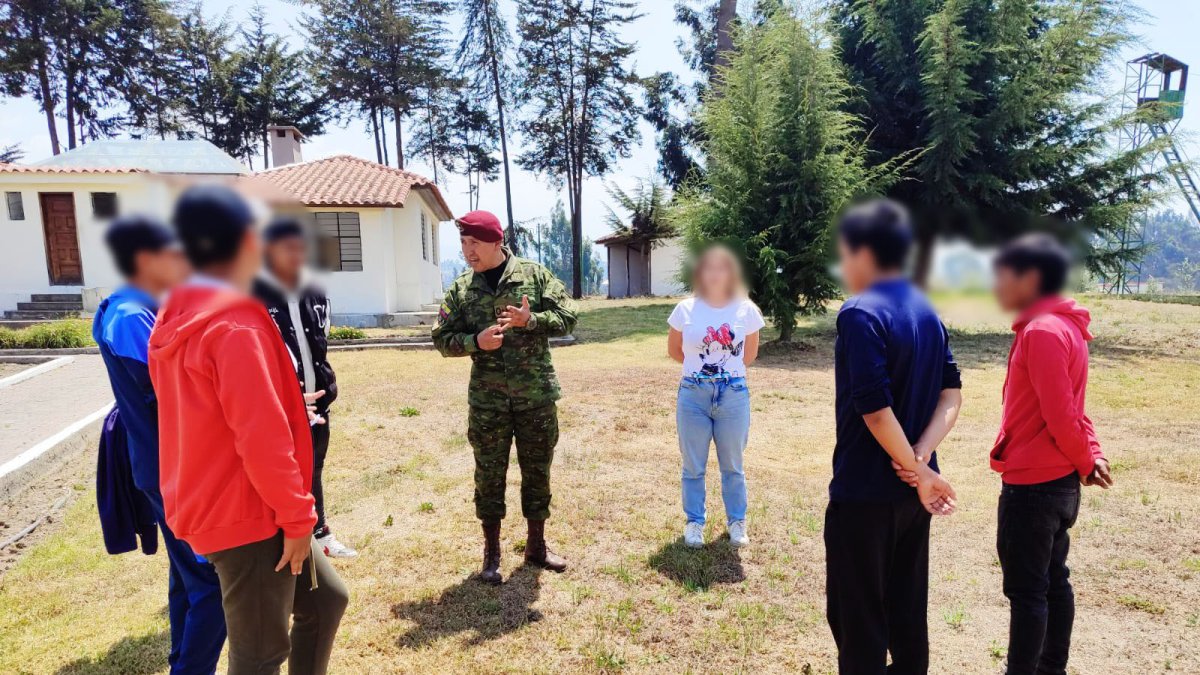 Los adolescentes conocieron las actividades que realizan los militares de fuerzas especiales.