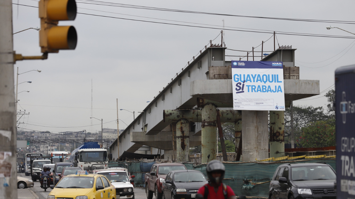 El paso a desnivel de la avenida Juan Tanca Marengo ha presentado atrasos en su construcción.