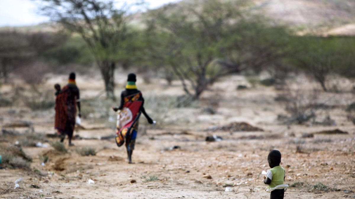 Kakuma (Kenia). Una familia de etnia turkana caminan hacia su campamento tras recibir ayuda médica.