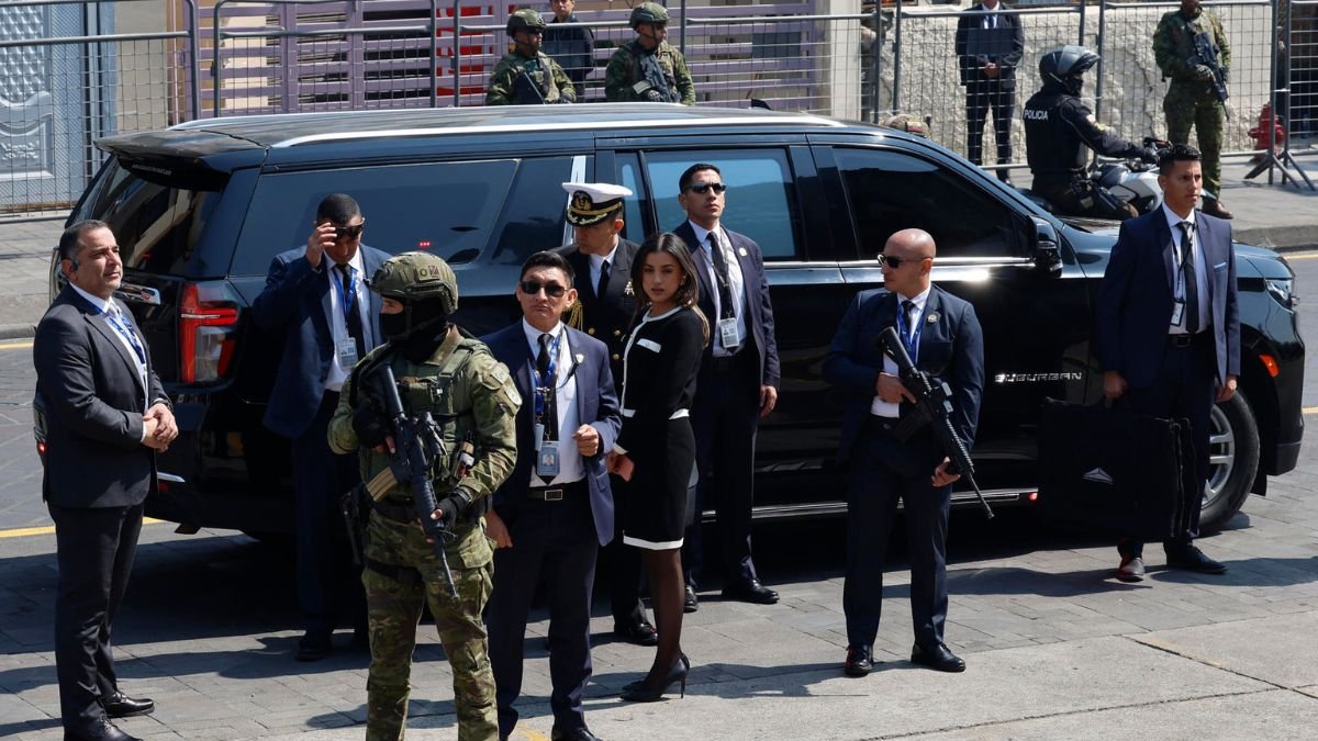 Integrantes del equipo de seguridad del presidente de Ecuador, Daniel Noboa, vigilan previo a su llegada.